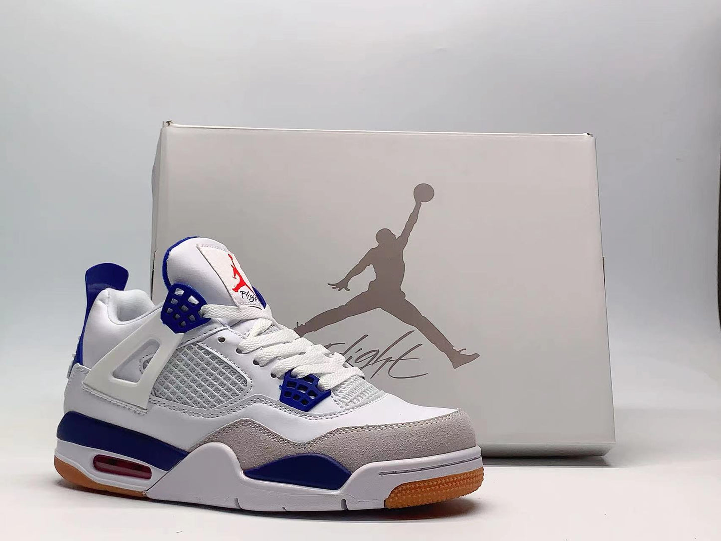 Premièrement : Les baskets Air Jordan 4 Femme se distinguent par leur design iconique et leur capacité à allier style et fonctionnalité.