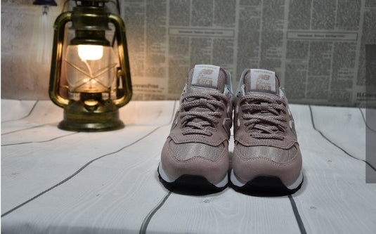 Les baskets New Balance Femme se démarquent par leur esthétique moderne et intemporelle, ainsi que par leur héritage sportif emblématique.