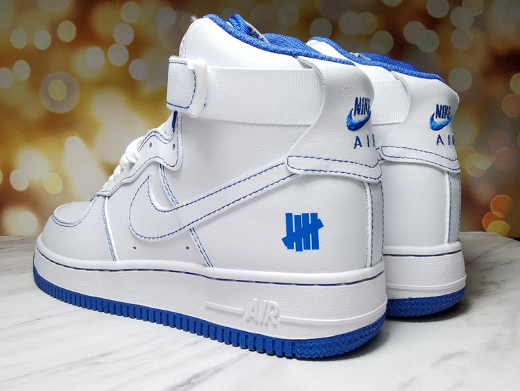 Premièrement : Les baskets Nike Air Force 1 High Femme réinventent la silhouette classique avec un design montant emblématique.