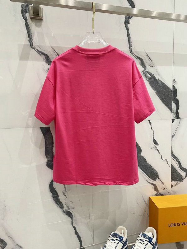 Premièrement : les T-shirts Moschino Femme offrent une élégance et un confort inégalés.