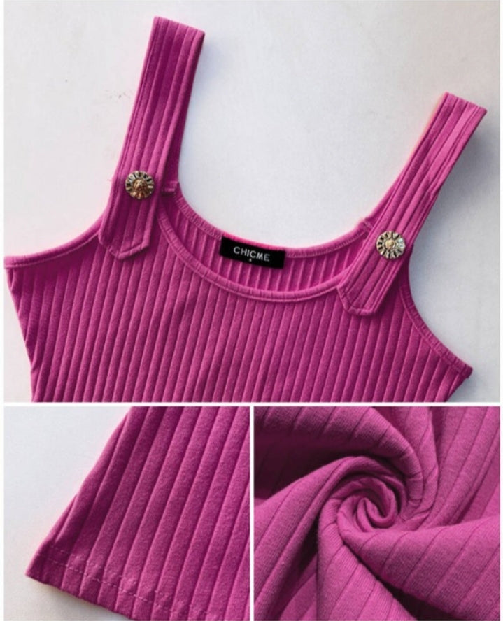 Premièrement : Ce Haut en tricot décontracté à coupe ajustée et à col en U sans manches avec boutons décoratifs femme.