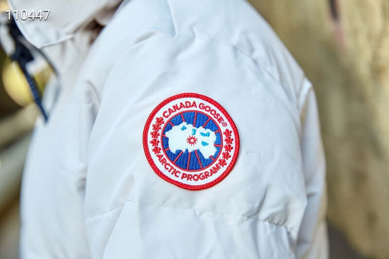 Résultat de l'évolution emblématique de la marque Canada G00se Femme, la Doudoune Canada G00se Femme est un témoignage de l'engagement de Canada G00se à combiner style,