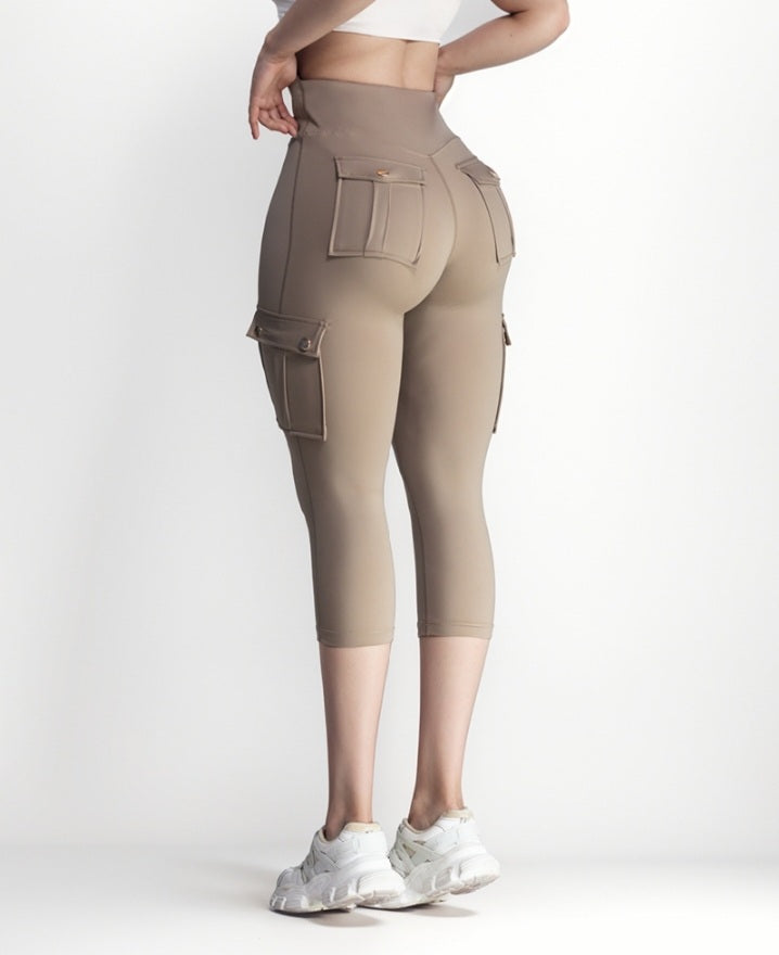 Premièrement : Ce Legging de motard taille haute avec poches à rabat pour soulever les fesses.