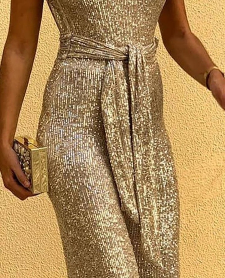 Premièrement : Les combinaisons à paillettes incarnent l’alliance parfaite entre glamour et modernité, offrant une silhouette élégante et audacieuse.