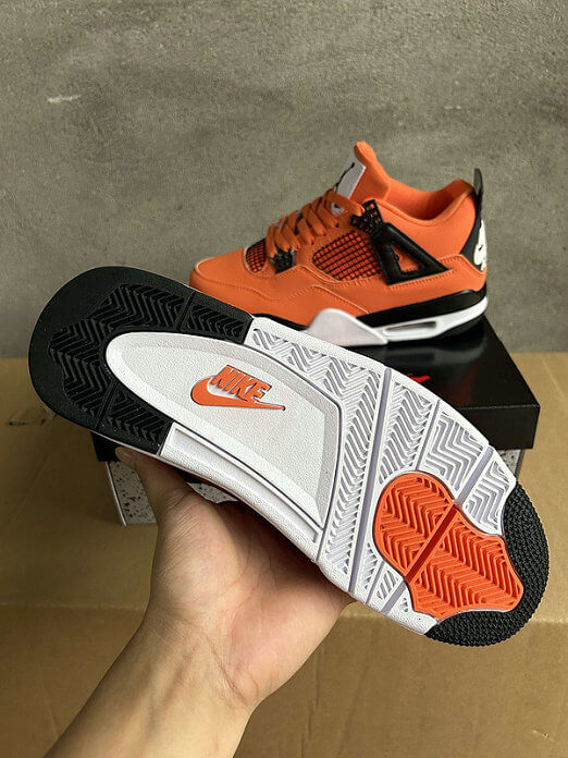 Premièrement : Les baskets Air Jordan 4 Femme se distinguent par leur design iconique et leur capacité à allier style et fonctionnalité.