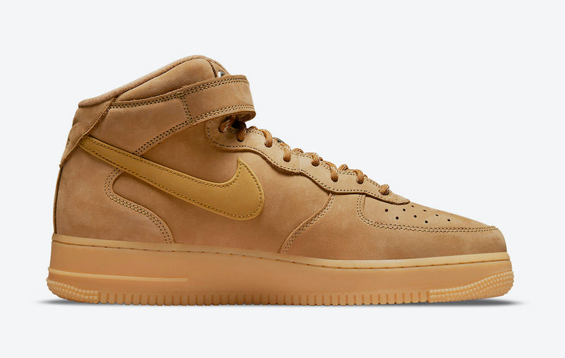 Premièrement : Les baskets Nike Air Force 1 High Femme réinventent la silhouette classique avec un design montant emblématique.