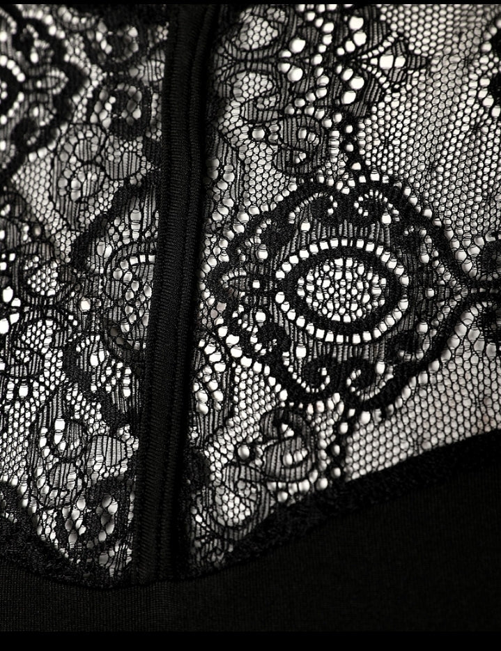 Premièrement : Ce Haut à patchs en dentelle Femme séduit par son style romantique et bohème.