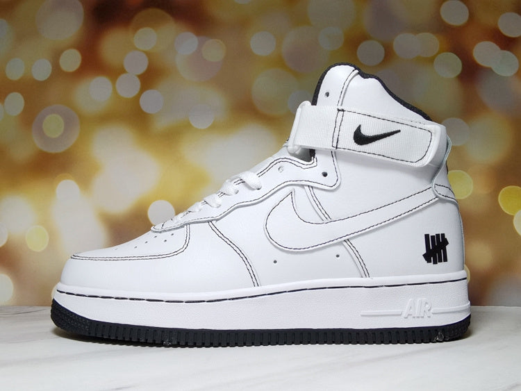 Premièrement : Les baskets Nike Air Force 1 High Femme réinventent la silhouette classique avec un design montant emblématique.