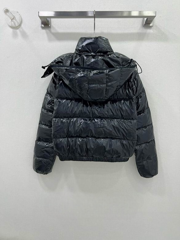 Premièrement : Les doudounes Moncler Femme, ainsi que les manteau Moncler Femme, incarnent un style et un raffinement incomparables.
