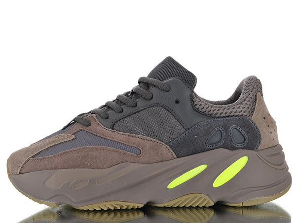 Les sneakers Adidas Yeezy 700 Femme. Issues de la collaboration entre Adidas et Kanye West, sont emblématiques pour leur design.