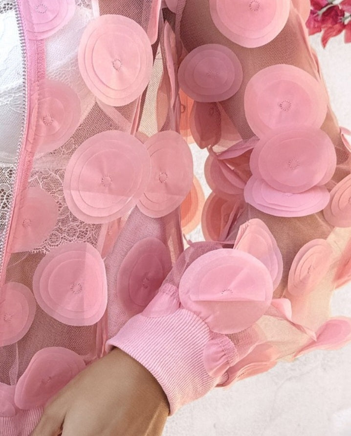 Premièrement : Adoptez un look moderne et raffiné avec cette Manteau à manches longues avec broderie florale et col de baseball veste zippée en maille transparente femme.