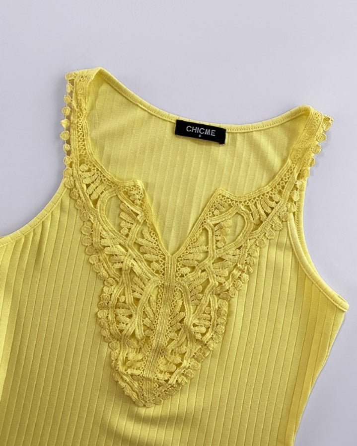 Premièrement : Ce Haut en tricot sans manches à col en V et dentelle contrastante Femme.