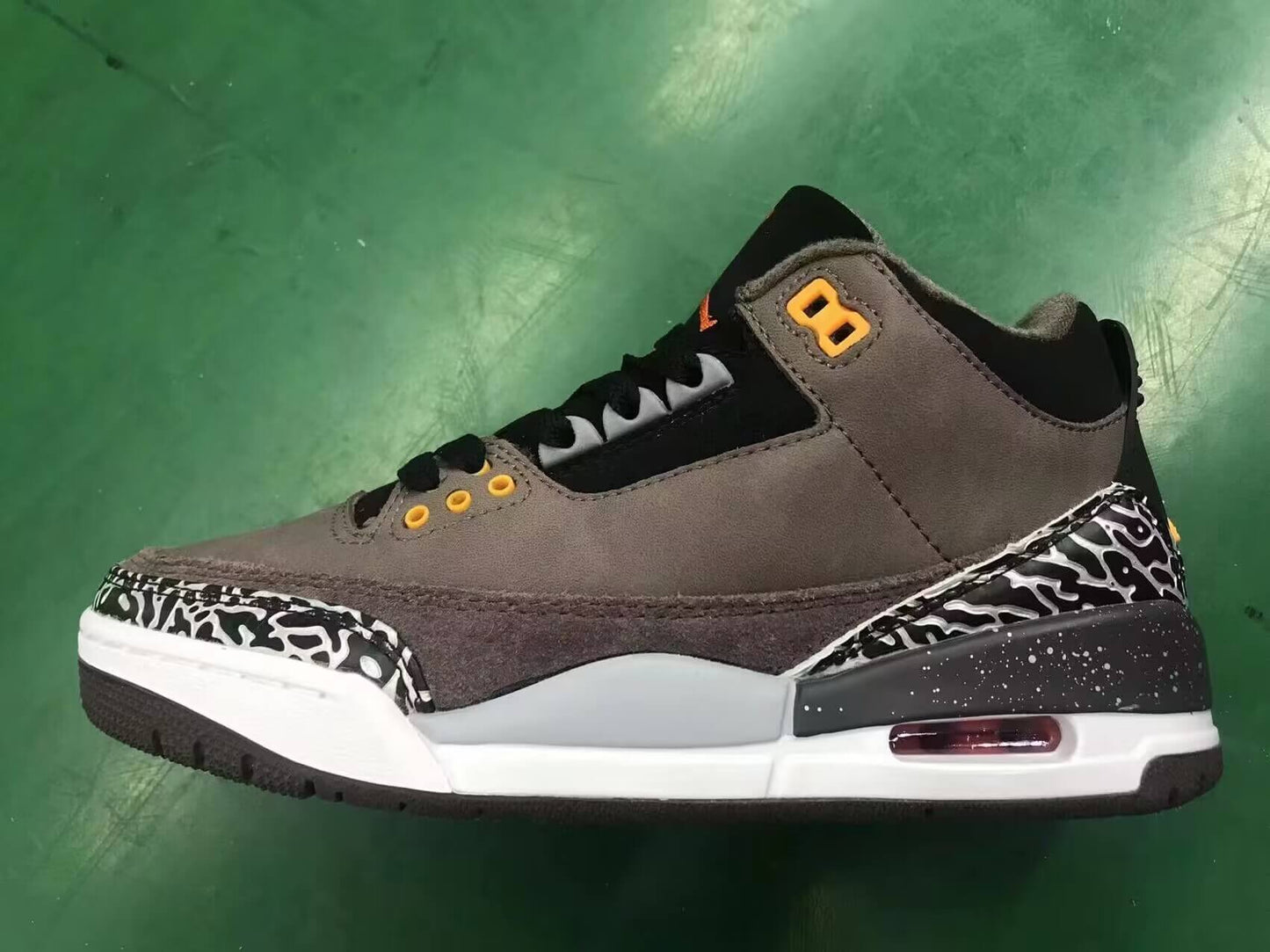 Premièrement, les baskets Air Jordan 3 Femme sont un symbole de style intemporel et de performance de haut niveau.