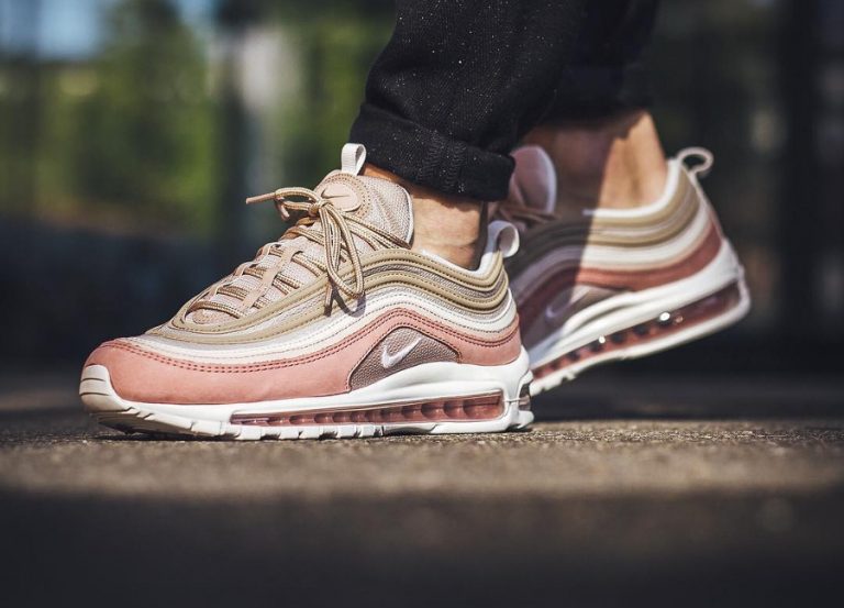 Les baskets Nike Air Max 97 Femme sont des pièces maîtresses de la mode. Avec un look décontractée style iconique tendance olution emblématique de la ligne Nike, les Nike Air Max 97 sont un témoignage de l'engagement de Nike à combiner style et innovation.