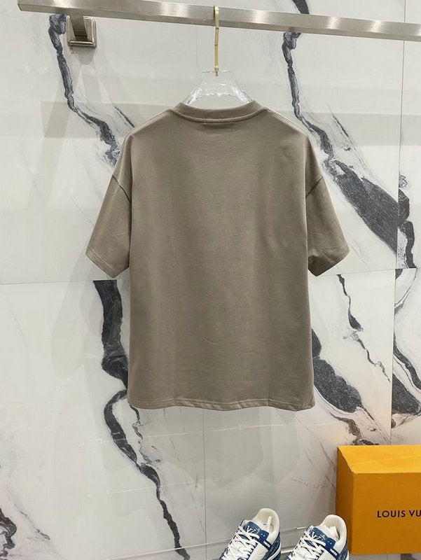 Premièrement : les T-shirts Moschino Femme offrent une élégance et un confort inégalés.