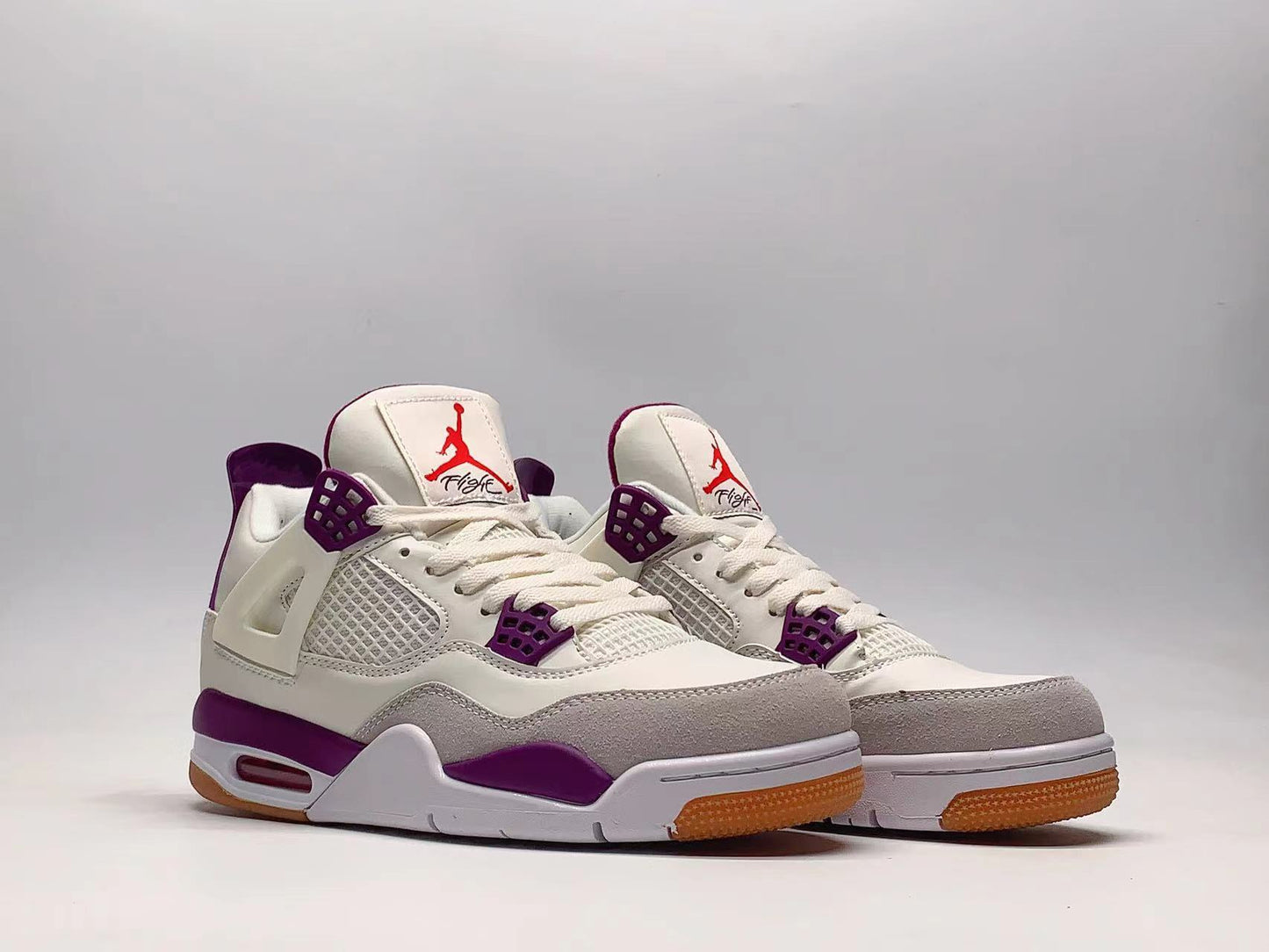 Premièrement : Les baskets Air Jordan 4 Femme se distinguent par leur design iconique et leur capacité à allier style et fonctionnalité.
