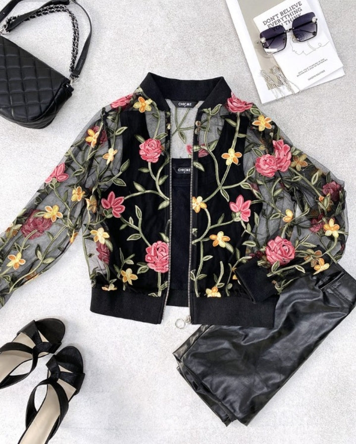 Premièrement : Adoptez un look moderne et raffiné avec cette Manteau à manches longues avec broderie florale et col de baseball veste zippée en maille transparente femme.