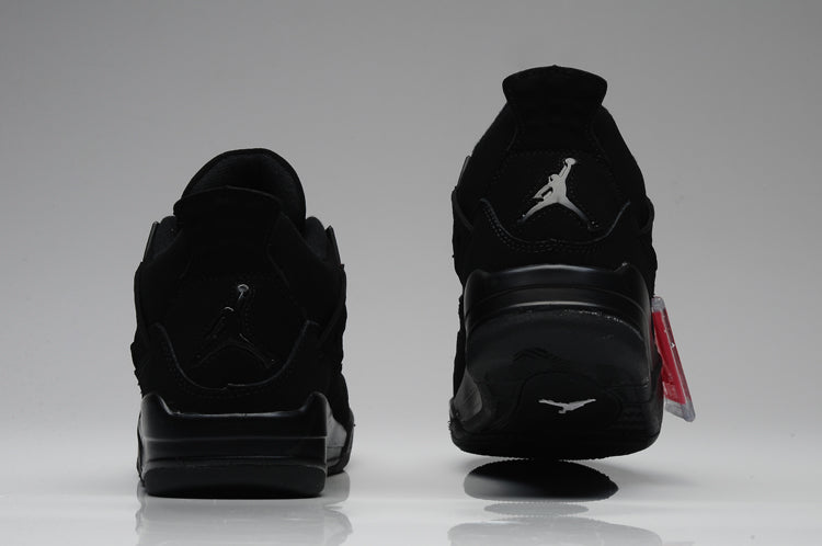 Premièrement : Les baskets Air Jordan 4 Femme se distinguent par leur design iconique et leur capacité à allier style et fonctionnalité.