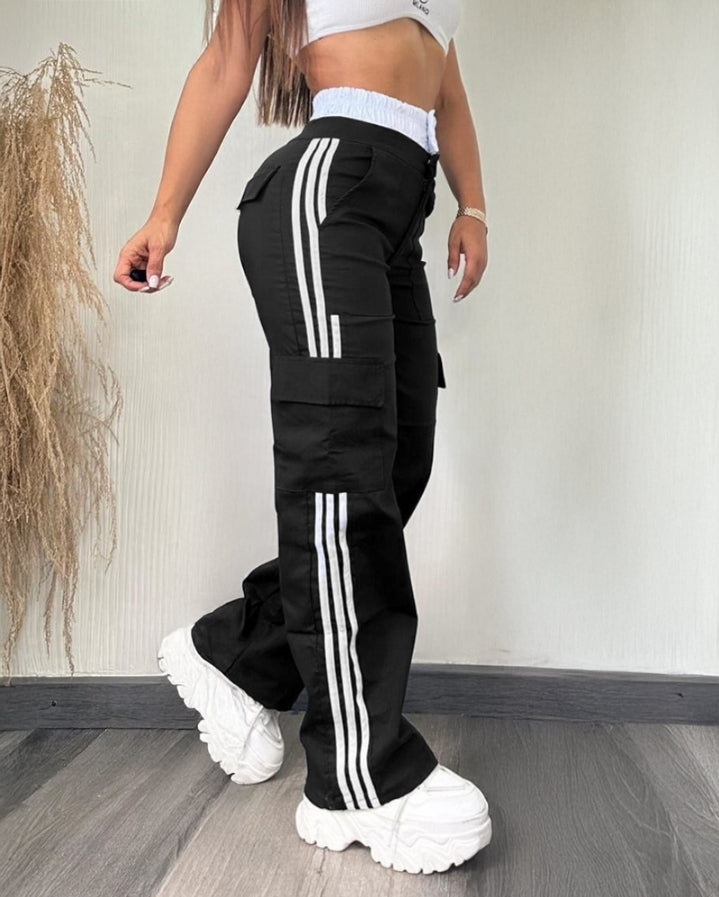 Premièrement : Ce Pantalon cargo taille haute extensible froncé à bandes rayées et poches Femme.