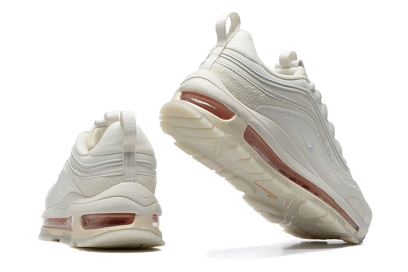 Premièrement, les baskets Nike Air Max 97 Femme incarnent un design emblématique et audacieux.
Inspirées des lignes fluides des trains à grande vitesse japonais.