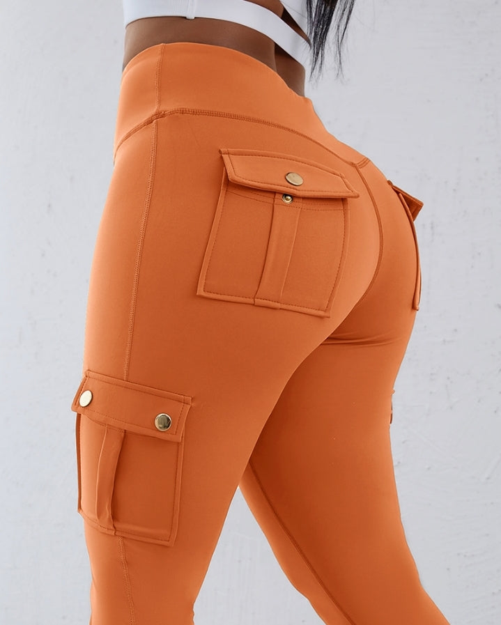 Premièrement : Ce Legging de motard taille haute avec poches à rabat pour soulever les fesses.