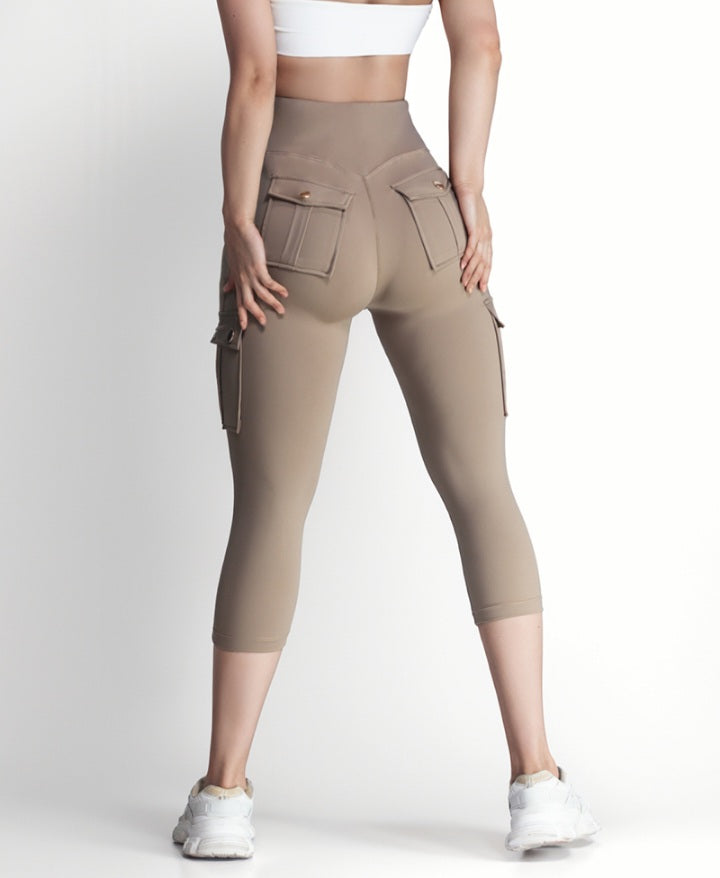 Premièrement : Ce Legging de motard taille haute avec poches à rabat pour soulever les fesses.