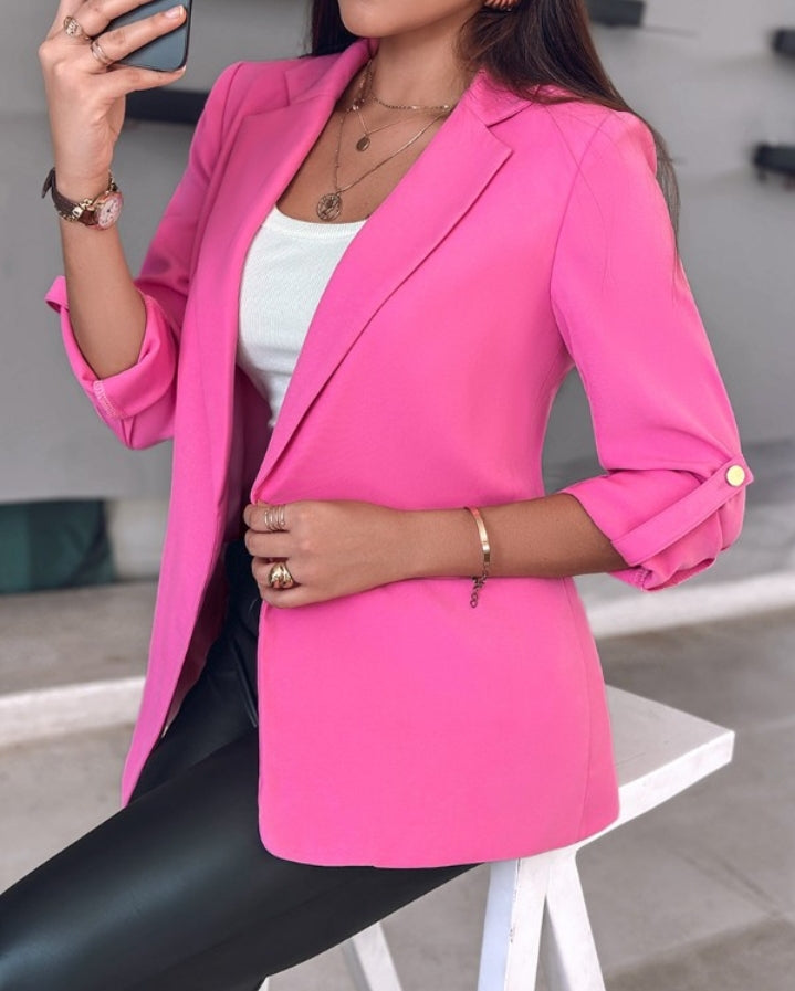 Premièrement : Ajoutez une touche de sophistication et de modernité à votre garde-robe avec ce Manteau blazer à col cranté et manches retroussés femme