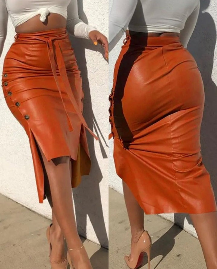 Premièrement : Cette Jupe crayon taille haute en cuir PU avec ceinture et boutons latéraux Femme.