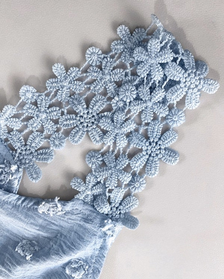 Premièrement : Ce Débardeur décontracté sans manches à imprimé jacquard à pois et sangles croisées femme.