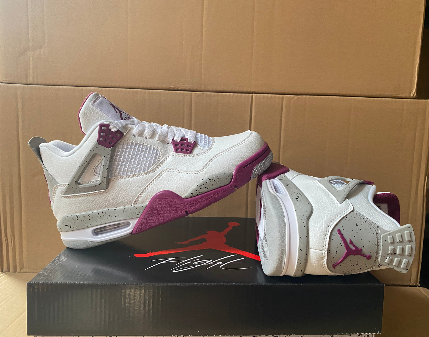 Premièrement : Les baskets Air Jordan 4 Femme se distinguent par leur design iconique et leur capacité à allier style et fonctionnalité.