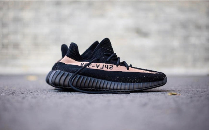 Les Adidas Yeezy 350 Boost V2 Mono Mist Femme , entre Adidas et Kanye West, sont emblématiques pour leur design innovant et leur confort inégalé.