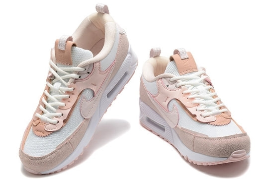 Les baskets Nike Air Max 90 Futura sont des pièces maîtresses de la mode.