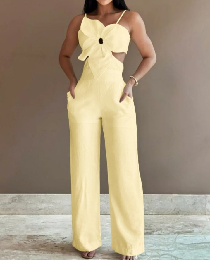 Premièrement : La Combinaison à motif Floral et poche creuse Femme incarne la douceur et le raffinement, parfaite pour un look à la fois décontracté et élégant.