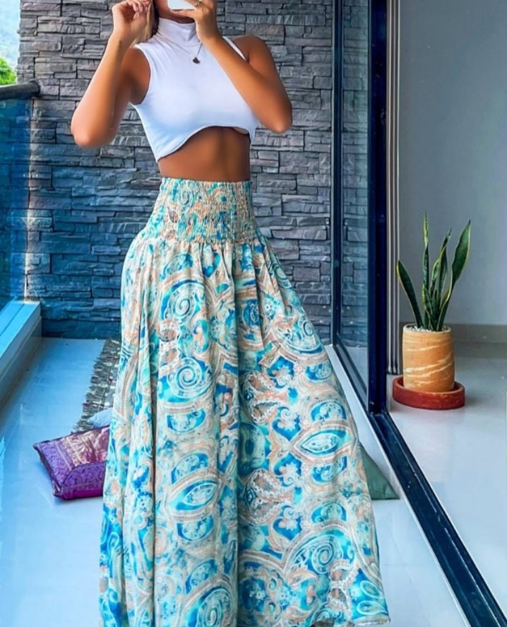 Premièrement : Le Pantalon larges , taille haute, à imprimé tropical femme, est la pièce parfaite pour insuffler une touche d’exotisme à votre garde-robe.