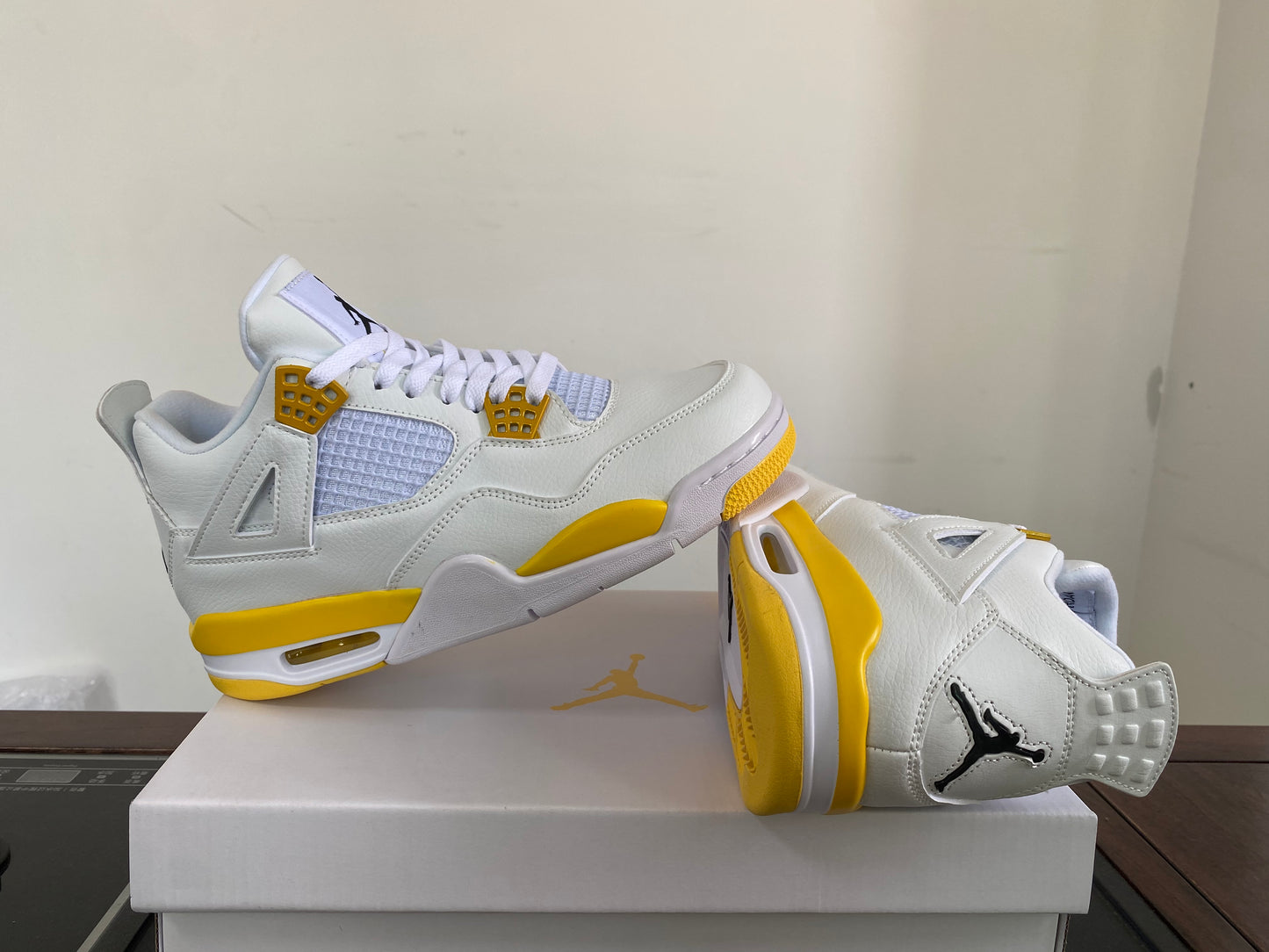 Premièrement : Les baskets Air Jordan 4 Femme se distinguent par leur design iconique et leur capacité à allier style et fonctionnalité.