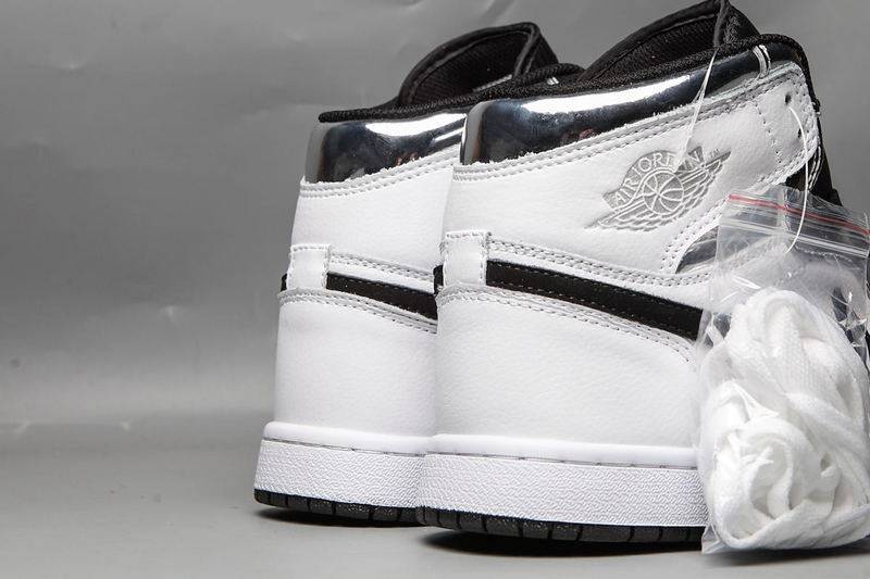 Les  baskets Air Jordan 1 Low "Topaz Mist (GS)" pour femmes offrent une esthétique élégante avec des nuances de Topaz Mist.