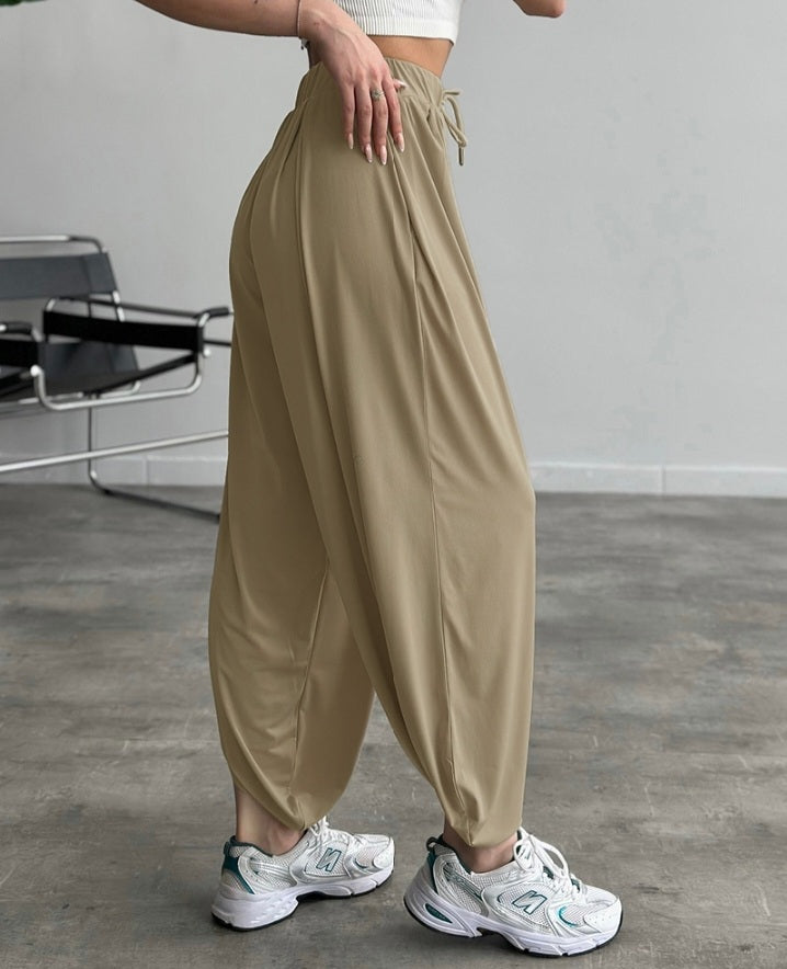 Premièrement : Ce Pantalon taille haute élastique à revers et cordon de serrage , coupe ample et décontractée , froncé Femme .