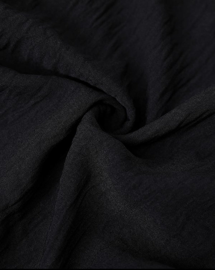 Premièrement : La Combinaison à épaules dénudées et broderie à oeillets femme incarne la parfaite alliance entre finesse et féminité.