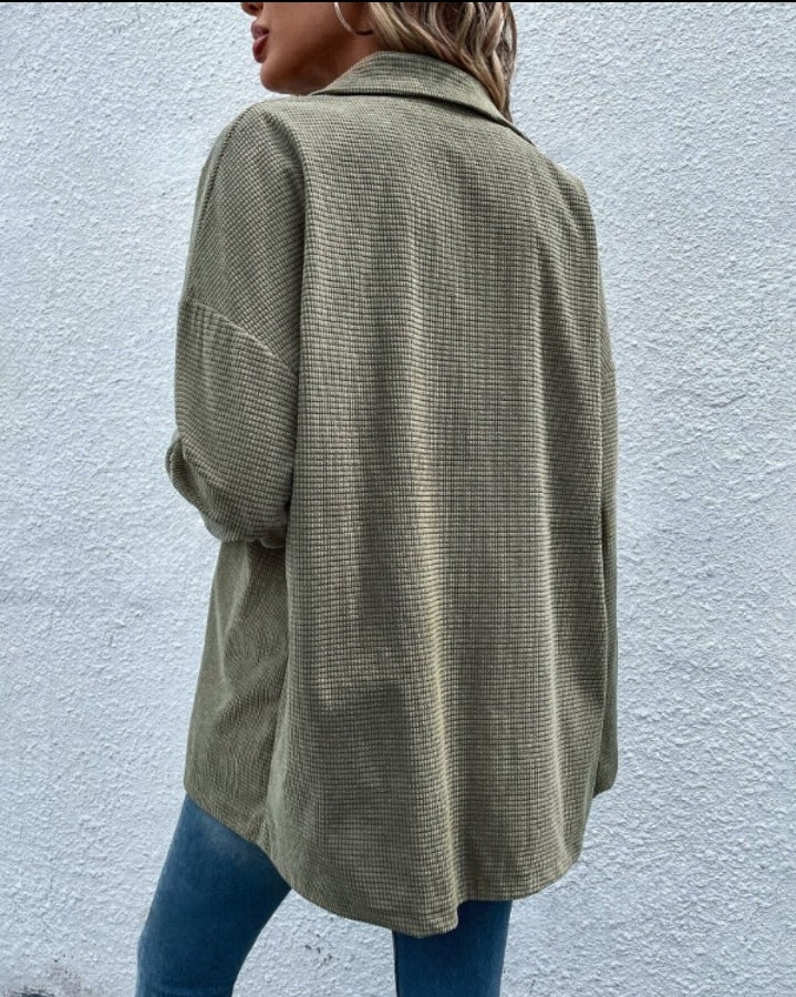 Premièrement : Offrez-vous un style à la fois chic et cosy avec ce Manteau ample en tricot gaufré à manches longues et col rabattu avec poches Femme
