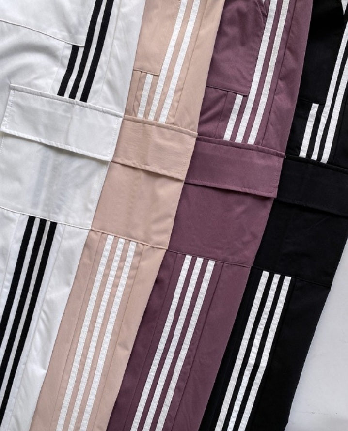 Premièrement : Ce Pantalon cargo taille haute extensible froncé à bandes rayées et poches Femme.