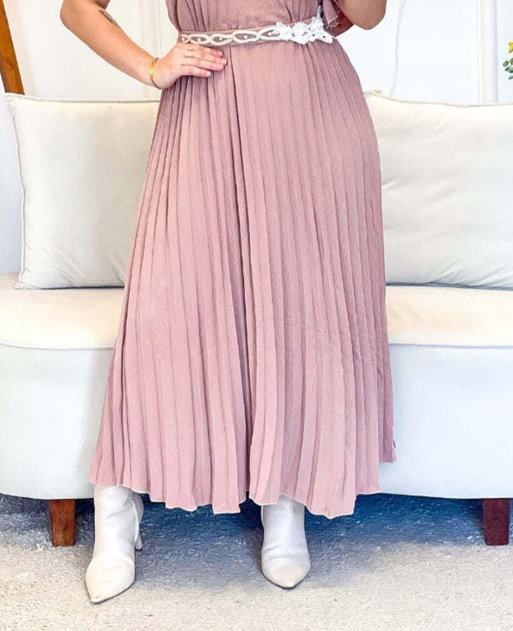 Premièrement : Cette Robe longue plissée asymétrique à volants et épaules dénudées ( avec ceinture) Femme.