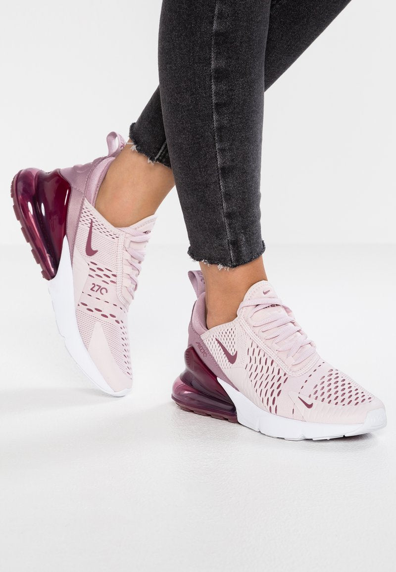 Les baskets Nike Air Max 270 Femme se démarquent par leur esthétique futuriste et leur technologie innovante.