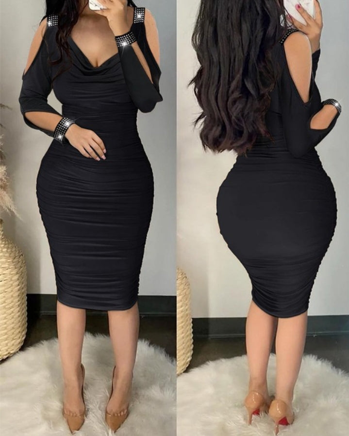 Premièrement : Cette Robe moulante froncée à épaules dénudées et strass Femme.