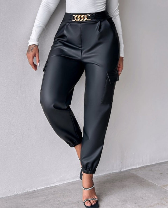 Premièrement : Ce Pantalon cargo taille haute en cuir PU avec poche à rabat et décoration en chaîne femme .
