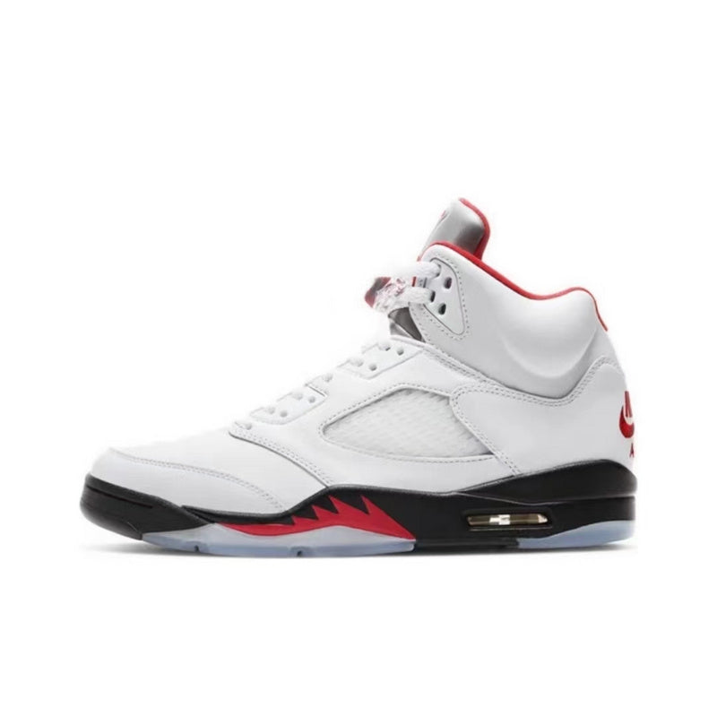 Les baskets Air Jordan 5 Femme permettent de personnaliser votre style tout en bénéficiant d’un confort supérieur.