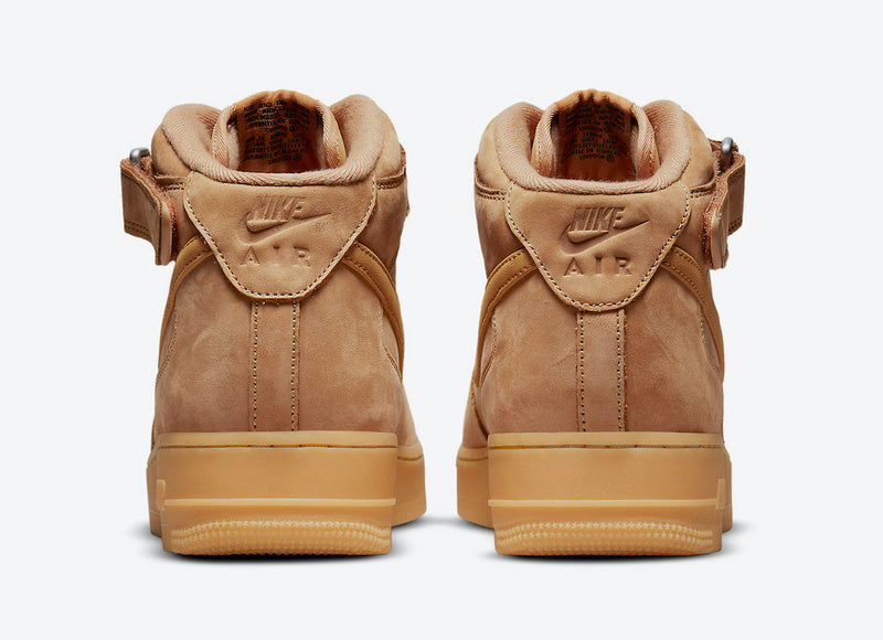 Premièrement : Les baskets Nike Air Force 1 High Femme réinventent la silhouette classique avec un design montant emblématique.