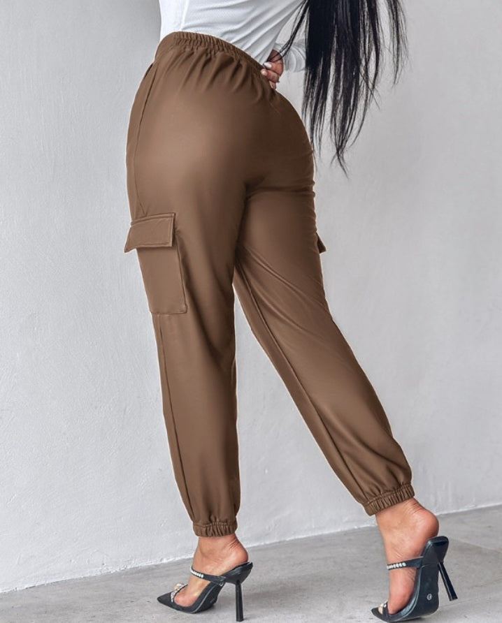 Premièrement : Ce Pantalon cargo taille haute en cuir PU avec poche à rabat et décoration en chaîne femme .
