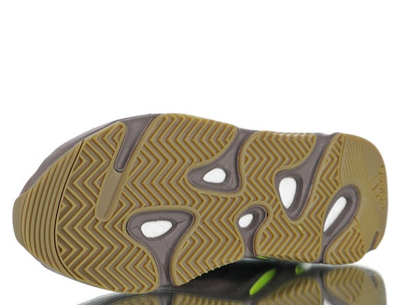 Les sneakers Adidas Yeezy 700 Femme. Issues de la collaboration entre Adidas et Kanye West, sont emblématiques pour leur design.