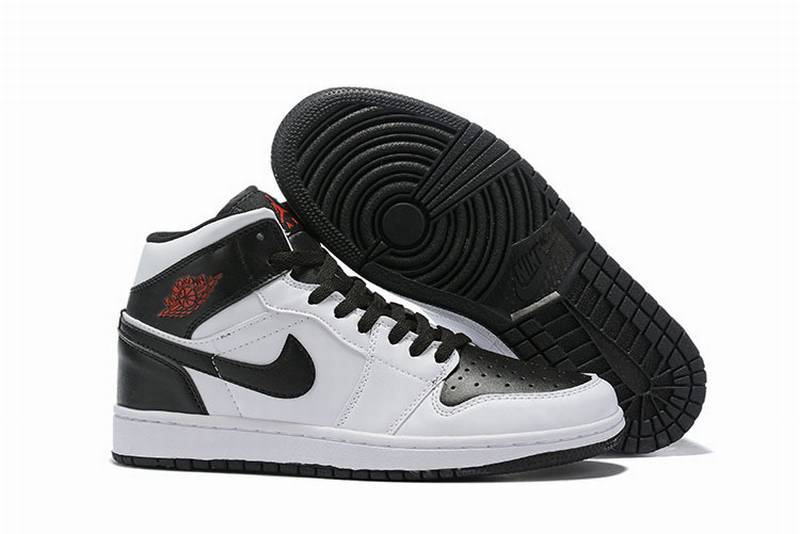 Les baskets Air Jordan 1 Low "Topaz Mist (GS)" pour femmes offrent une esthétique élégante avec des nuances de Topaz Mist.
