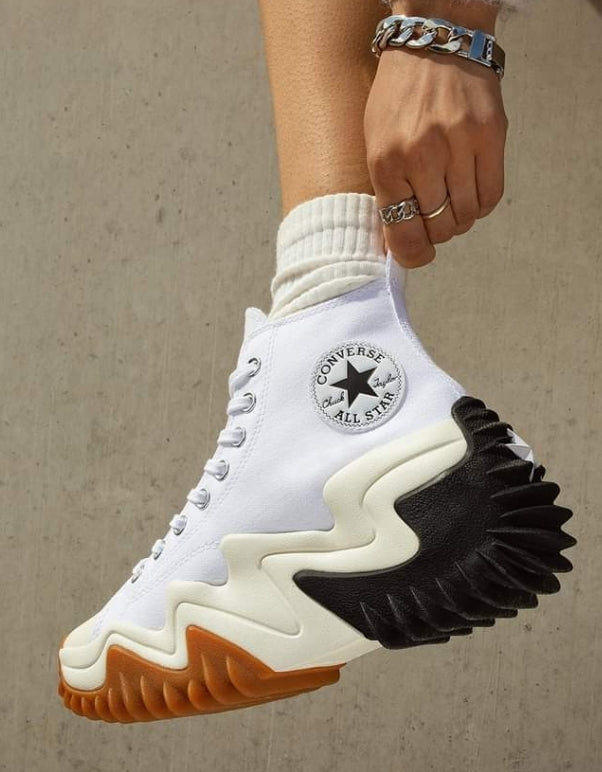 Premièrement : Les baskets Converse Femme se distinguent par leur design iconique et leur esthétique vintage.